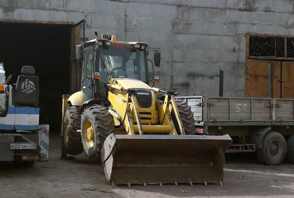 Экскаватор-погрузчик KOMATSU из автопарка Буроям